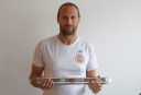 Grégory Bize, désinsectiseur et pompier, avec le prototype du dispositif thermique. Photo : POLLINIS.