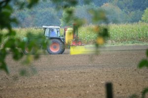 Tractor_spraying_pesticides_Wiki_cc_Stefan-Thiesen