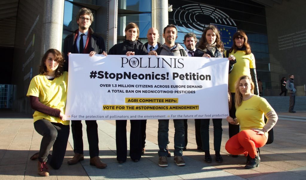 la-team-a-bruxelles-nov-2017-banderolle-stopneonics-aspect-ratio-340x200