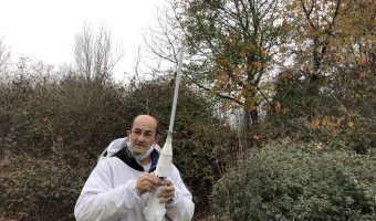 Jean-Jacques Andrianada tient le prototype HeatNest