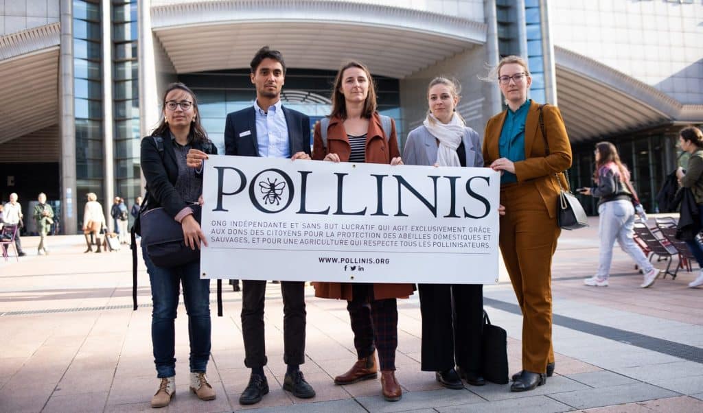 Pour que les revendications des citoyens se traduisent par des actes politiques, POLLINIS assure un relais auprès des élus et des institutions, en France et à Bruxelles. Il s'agit aussi de ne pas laisser le champ libre aux lobbies de l’agro-industrie et de l’agrochimie sur des sujets qui concernent les citoyens en premier lieu.