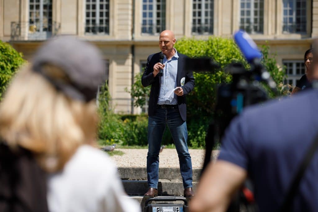 Photo de prise de parole lors du rassemblement de soutien au recours Justice pour le Vivant