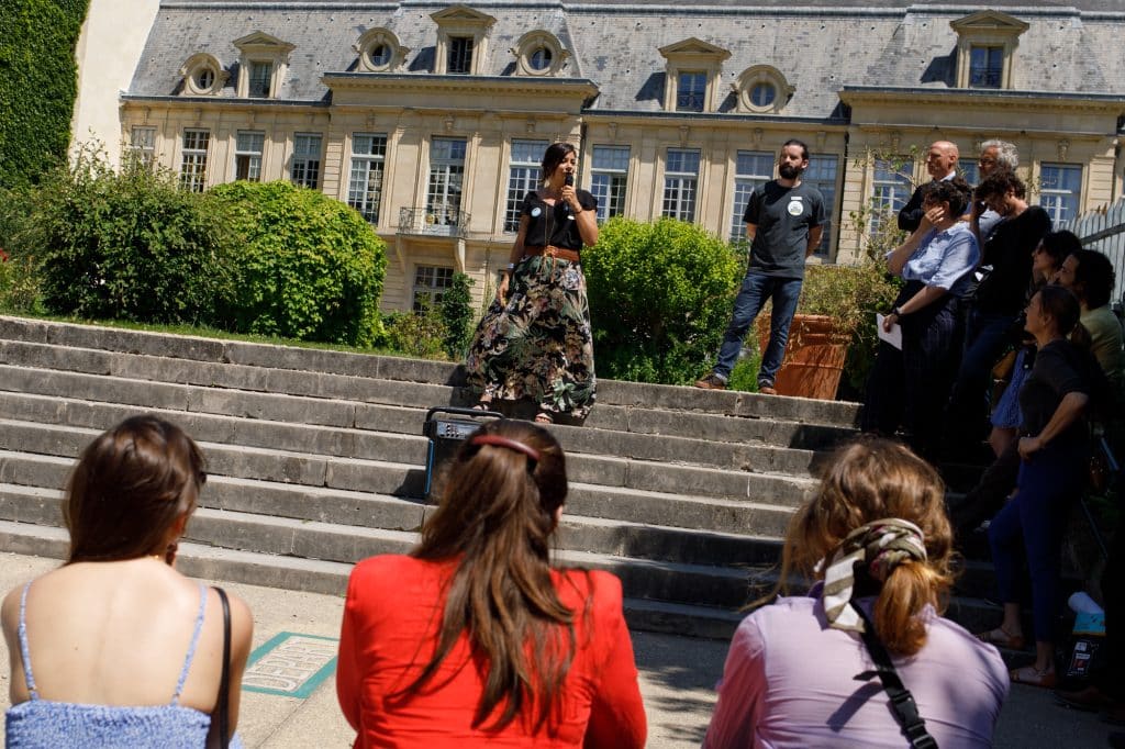 Photo de prise de parole lors du rassemblement de soutien au recours Justice pour le Vivant