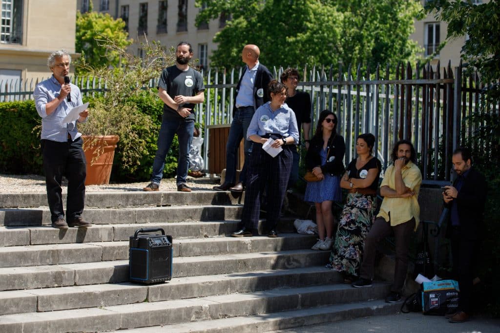 Photo de prise de parole lors du rassemblement de soutien au recours Justice pour le Vivant