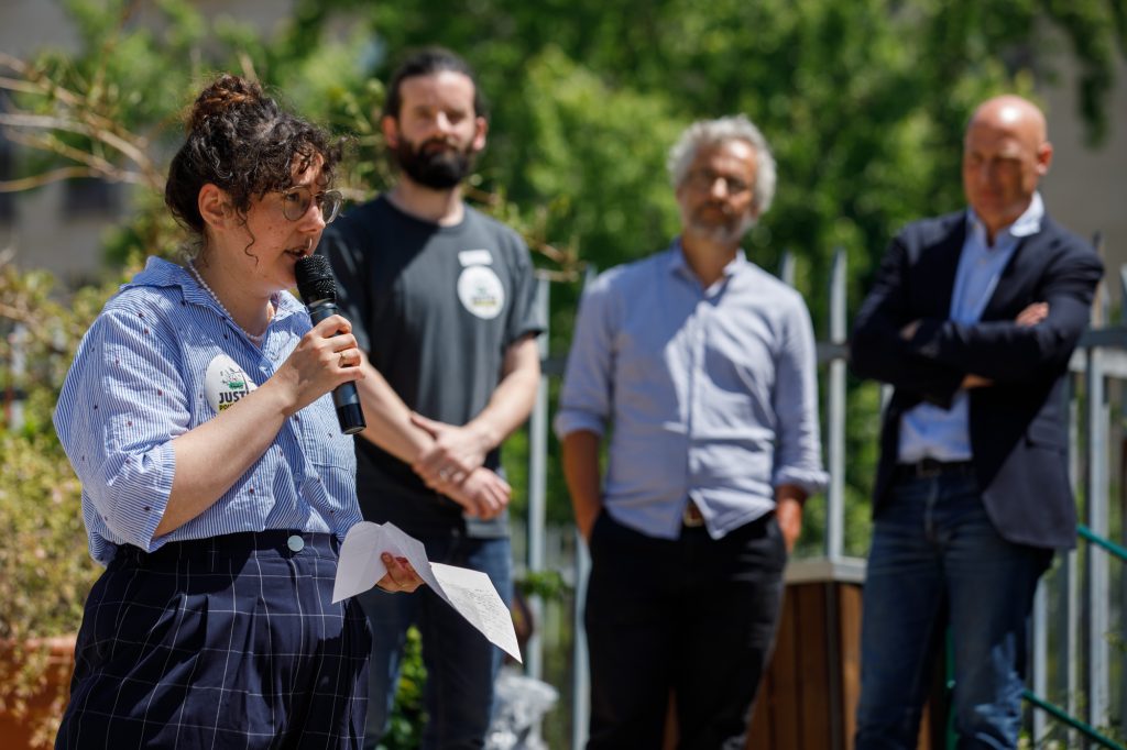 Photo de prise de parole lors du rassemblement de soutien au recours Justice pour le Vivant