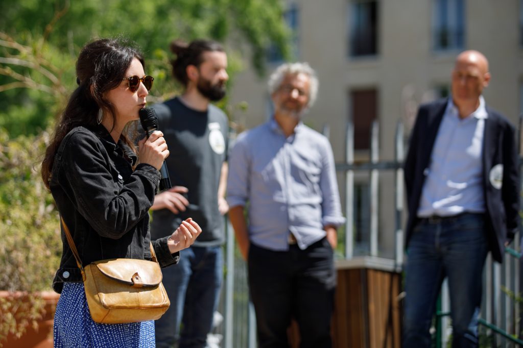 Photo de prise de parole lors du rassemblement de soutien au recours Justice pour le Vivant