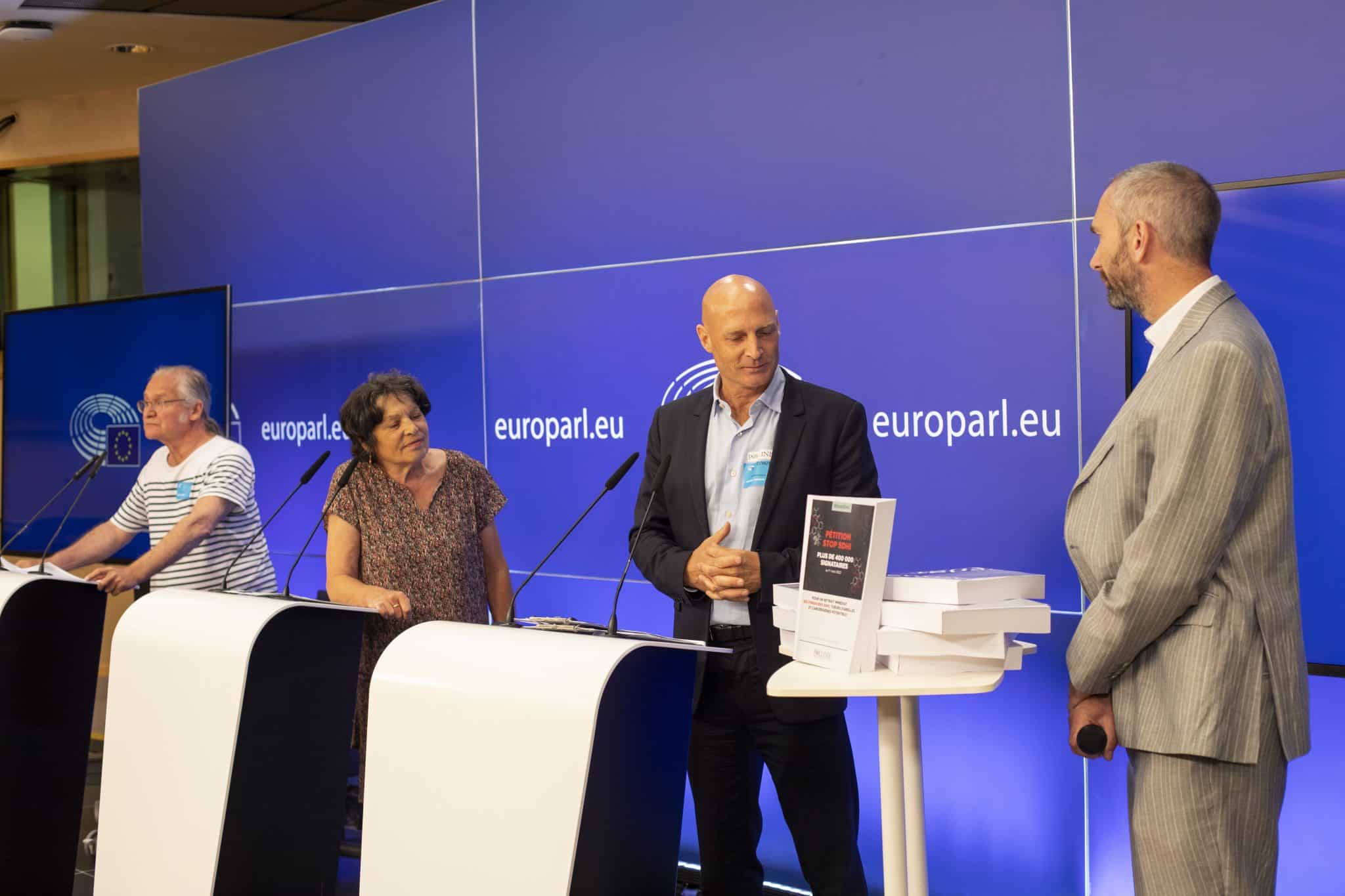 Photo de la Remise de la pétition de Pollinis contre les SDHI au Parlement européen