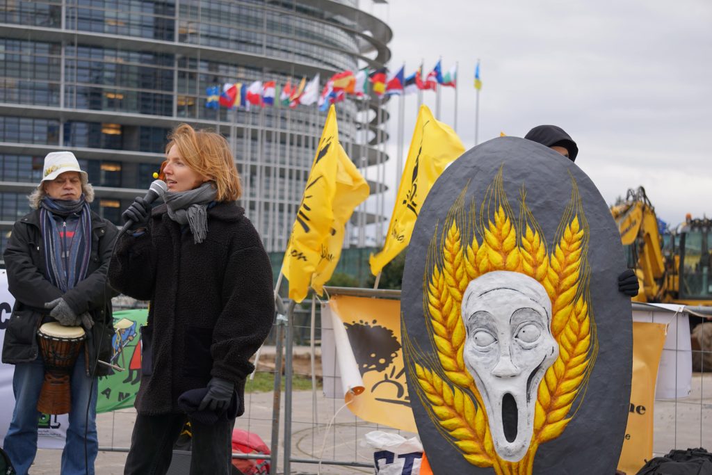Charlotte Labauge, chargée de campagne pour POLLINIS, prend la parole devant le Parlement européen pour le rejet du texte sur les nouveaux OGM.