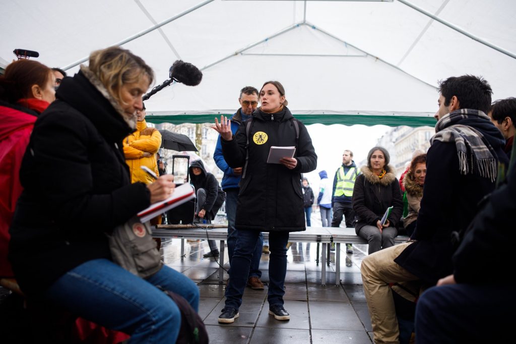 Photo de Vanessa Mermet prenant la parole place de la république lors du rassemblement organisé par la confédération paysanne d'ile de france