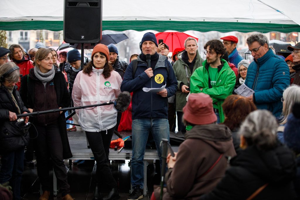 Photo de Nicolas Laarman prenant la parole place de la république lors du rassemblement organisé par la confédération paysanne d'ile de france