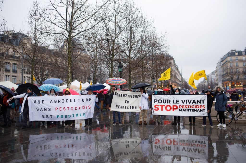 Photo rassemblement place de la république pour un revenu paysan pour protéger l'environnement avec la Confédération paysanne