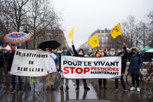 Photo rassemblement place de la république pour un revenu paysan pour protéger l'environnement avec la Confédération paysanne