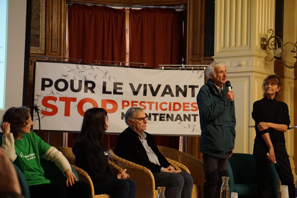 Photo de Joseph Garrigue prenant la parole lors de l'Appel du Vivant à l'Académie du Climat