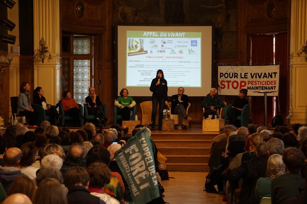 Photo de Barbara Berardi, directrice de la recherche de POLLINIS, prenant la parole lors de l'Appel du Vivant à l'Académie du Climat