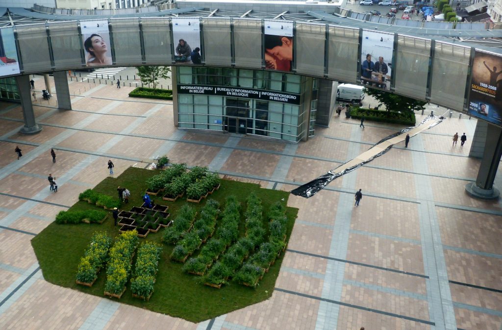 Photo d'un parterre de fleurs déposé par le lobby de l'agrochimie devant le parlement européen