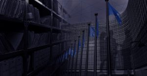 Visuel de l'enquête de POLLINIS sur le SCoPAFF, avec en arrière plan la Commission européenne, des ombres de personnes qui discutent et des documents