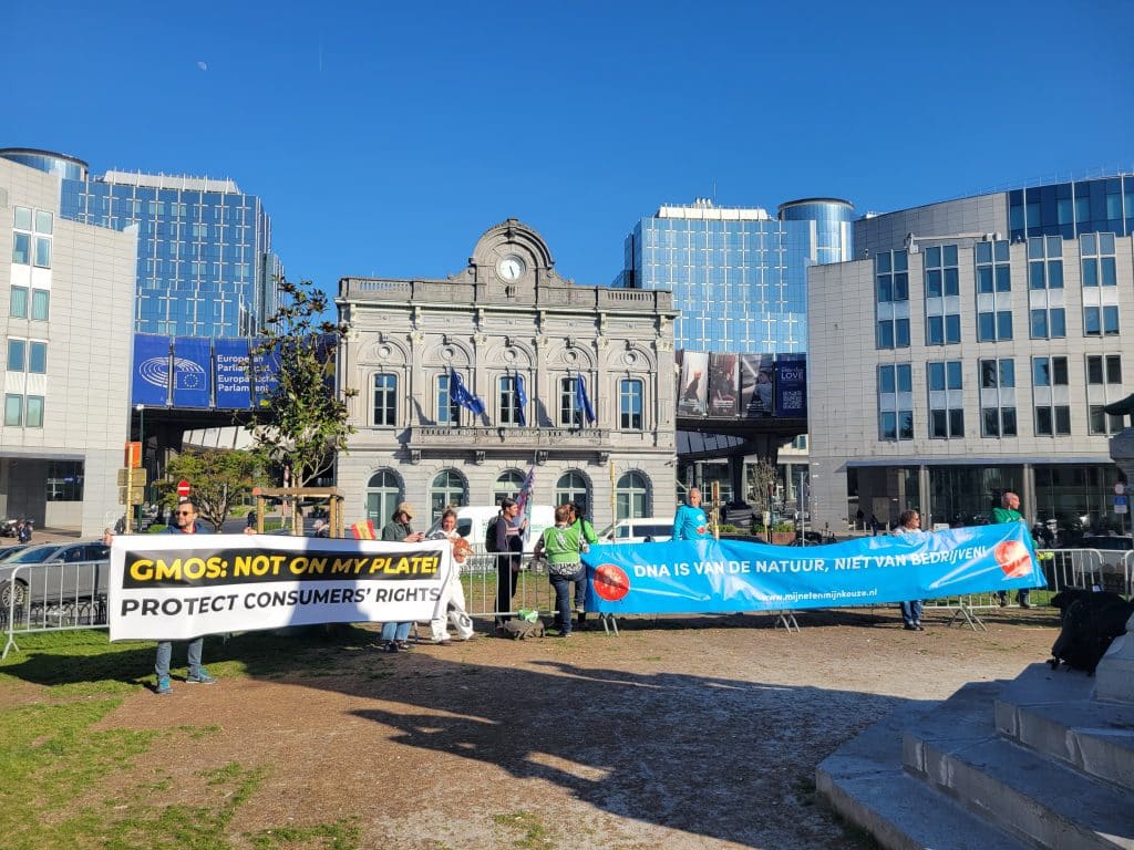 Photo où l'on voit les organisations mobilisées pour la protection des consommateurs et leur liberté de choix pour une alimentation sans OGM. Elles demandent un dispositif strict d’encadrement pour protéger l’agriculture, l’environnement et les consommateurs.