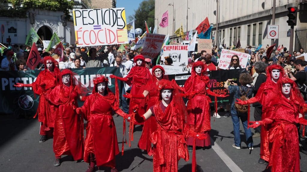 Photo de la manifestation printemps bruyant où de nombreuses associations et collectifs ont uni leurs voix lors d’une grande marche “ Printemps Bruyant”, à Paris le 5 avril, en marge de la journée mondiale de la santé. En tête de cortège, les Red Rebels ont entamé une déambulation artistique, de par la couleur et leurs habits symbolisant la disparition de la biodiversité. La manifestation, qui a débuté devant le Muséum National d'Histoire Naturelle pour se rendre au Ministère de la santé , dénonçait les conséquences néfastes des pesticides sur la santé humaine, la biodiversité et l'agriculture