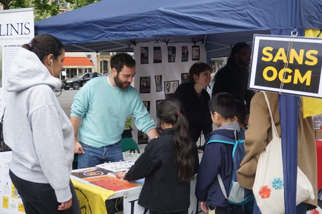 À l'occasion de la journée contre l'agrochimie, POLLINIS tenait un stand place de la République à Paris.