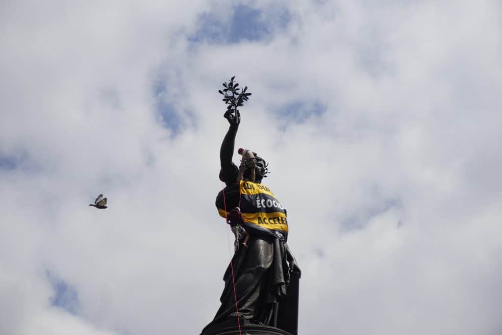 Journée contre l'agrochimie à Paris. Des grimpeurs habillent la statue de Marianne d'une toge contre la proposition de loi Duplomb.