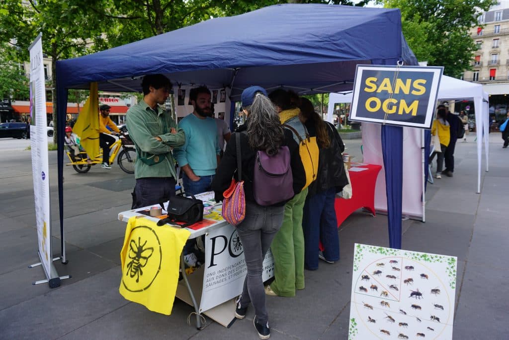 À l'occasion de la journée contre l'agrochimie, POLLINIS tenait un stand place de la République à Paris.