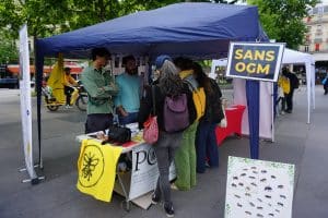 À l'occasion de la journée contre l'agrochimie, POLLINIS tenait un stand place de la République à Paris.