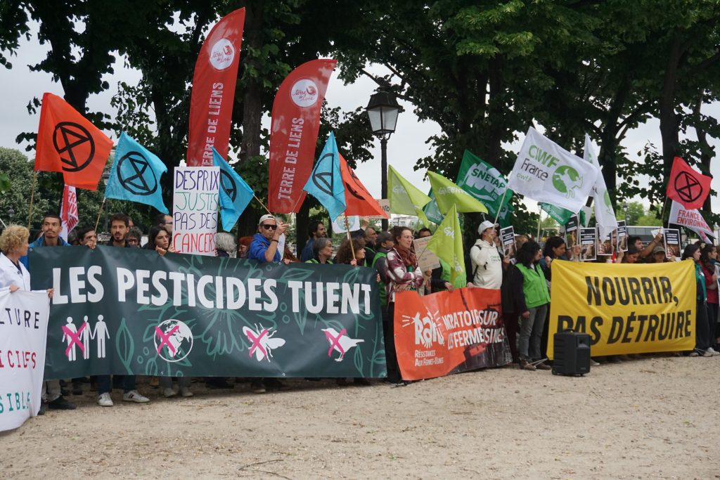 une centaine d’organisations, de scientifiques et de citoyens se sont donnés rendez-vous à deux pas de l’Assemblée nationale, suite au rejet organisé de la loi Duplomb .
