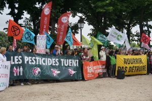 une centaine d’organisations, de scientifiques et de citoyens se sont donnés rendez-vous à deux pas de l’Assemblée nationale, suite au rejet organisé de la loi Duplomb .