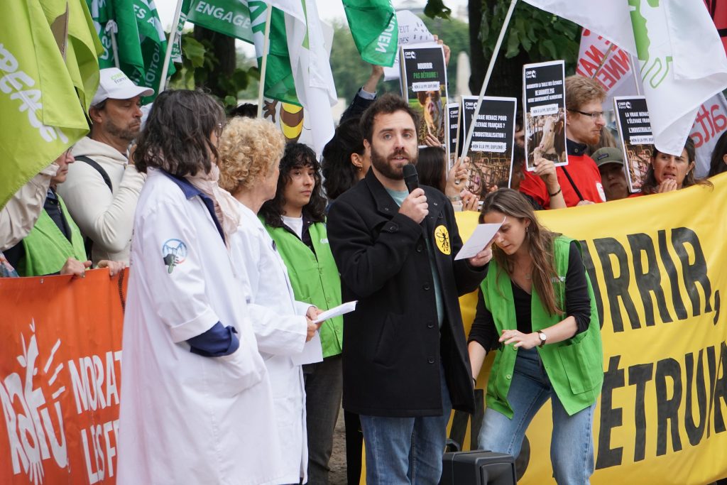 Alexandre Barraud, chargé de recherche à POLLINIS a pris la parole pour rappeler les effets mortels des néonicotinoïdes sur les abeilles