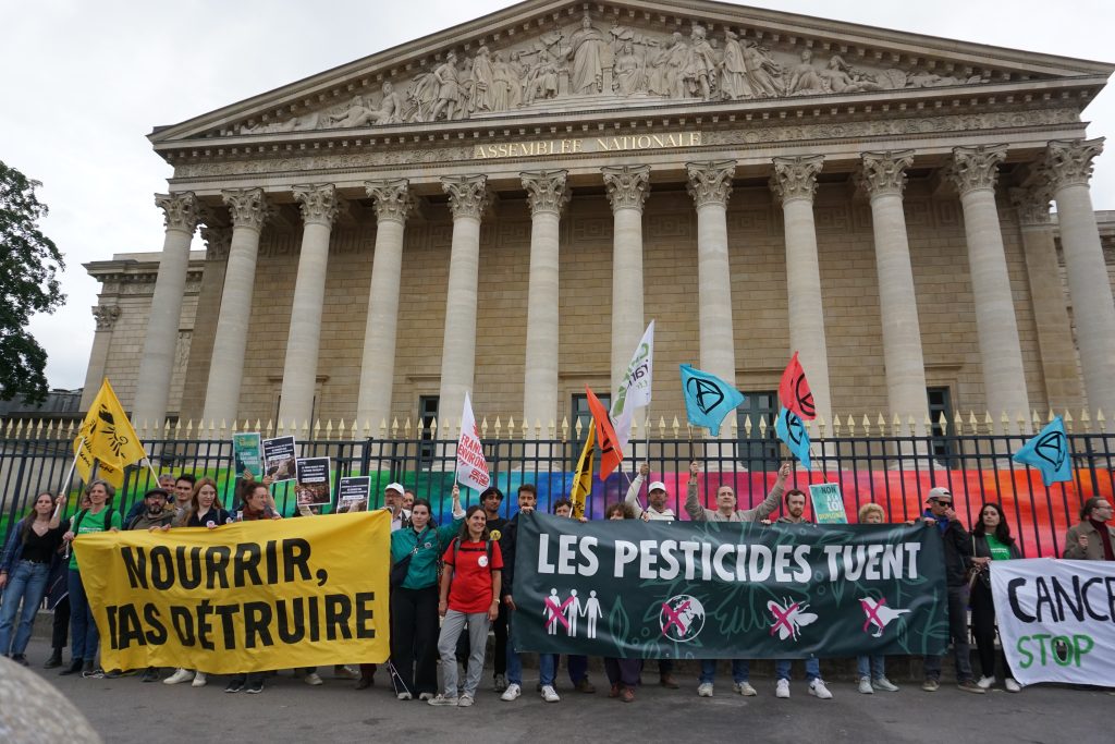 Une photo symbolique des organisations a été prise devant l’Assemblée nationale. Alors que des tracteurs, mobilisés la veille par la FNSEA, pour faire pression en faveur de cette loi, avaient occupé les lieux, des messages prônant le vivant ont été affichés. L’occasion pour la Confédération Paysanne de rappeler que “Nourrir ce n’est pas détruire” et qu'un autre modèle agricole est possible.