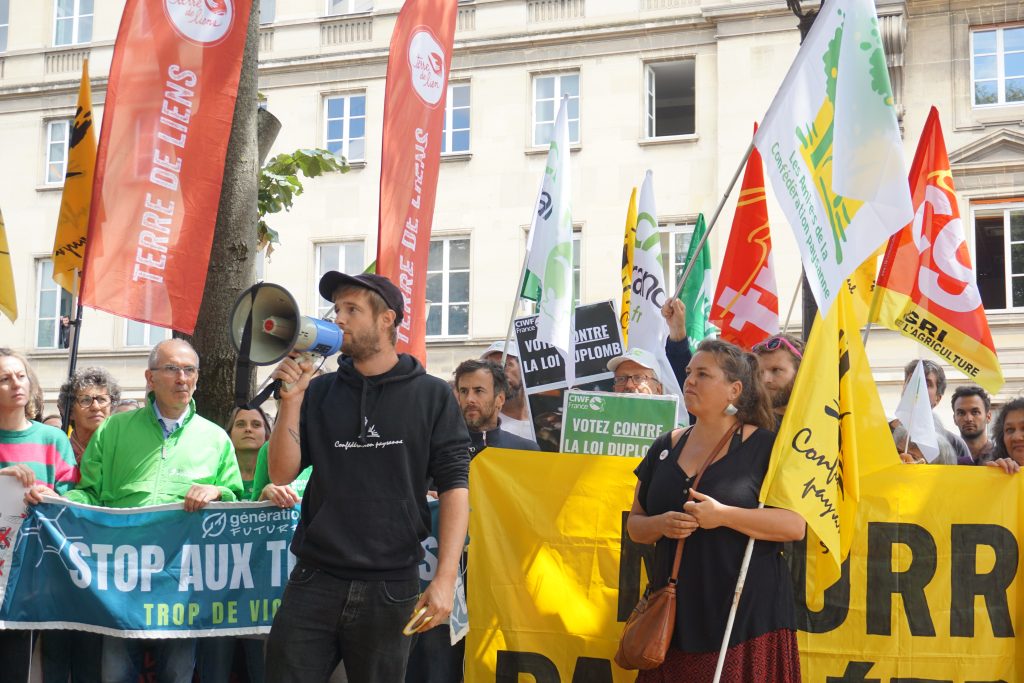 Paysans et associations de citoyens et citoyennes pour le soutien à l'agriculture paysanne ( Les Ami·e·s de la Confédération paysanne) ont pris la parole pour rappeler que partout en France, des éleveurs, producteurs se battaient pour une agriculture respectueuse du Vivant, loin du modèle imposé par l’agro-industrie.