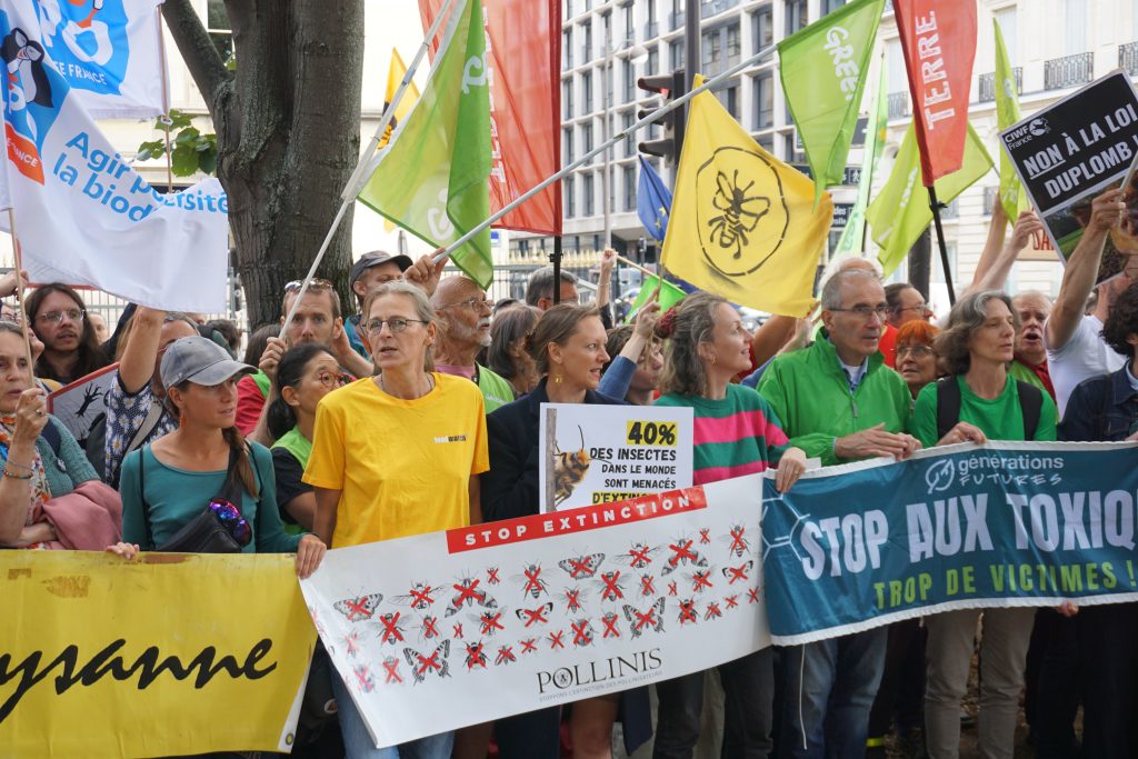 A nouveau, POLLINIS était présente auprès des paysans, des ONG, des organisations syndicales pour porter d’une même voix le rejet de la loi Duplomb. Un message fort envoyé aux députés. Malgré une mobilisation citoyenne massive, cette loi, soutenue par le gouvernement, a été adoptée par 316 voix, contre 223, dans un dernier vote à l'Assemblée nationale ce mardi huit juillet.