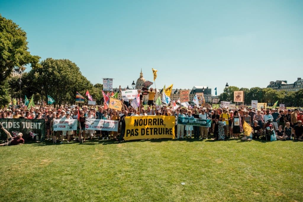 Rassemblement massif : Aux Invalides, à deux pas de l'Assemblée nationale, organisations de la société civile, syndicats agricoles et des dizaines d'associations, dont POLLINIS, étaient mobilisées pour alerter sur les dangers de la loi Duplomb.