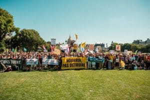 Rassemblement massif : Aux Invalides, à deux pas de l'Assemblée nationale, organisations de la société civile, syndicats agricoles et des dizaines d'associations, dont POLLINIS, étaient mobilisées pour alerter sur les dangers de la loi Duplomb.