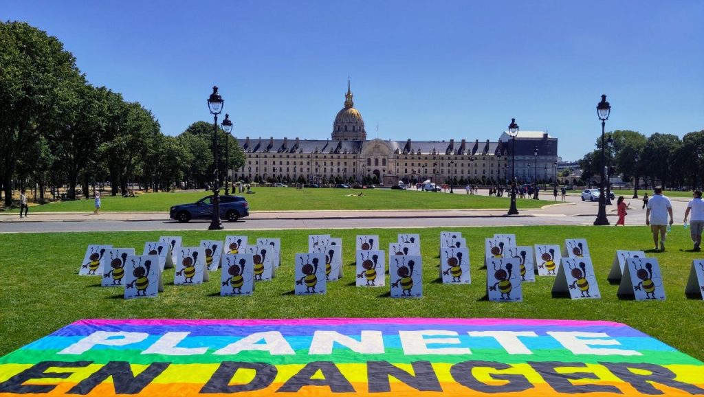 Symboliquement dressées non loin de l’Assemblée nationale, des abeilles géantes, érigées par l'association Agir pour l'Environnement, se tiennent contre ce texte dicté par l'agro-industrie. Elles représentent la mobilisation de dizaines d'ONG de défense de l'environnement, unies contre la loi Duplomb qui prévoit la réintroduction de l'acétamipride, un pesticide néonicotinoïde très toxique pour les pollinisateurs et les milieux naturels.