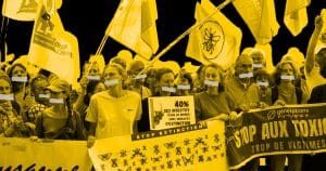 Des manifestants d'ONG environnementales tiennent des banderoles pour la protection de la biodiversité. Ils sont bâillonnés, pour représenter l'atteinte à la liberté d'expression.