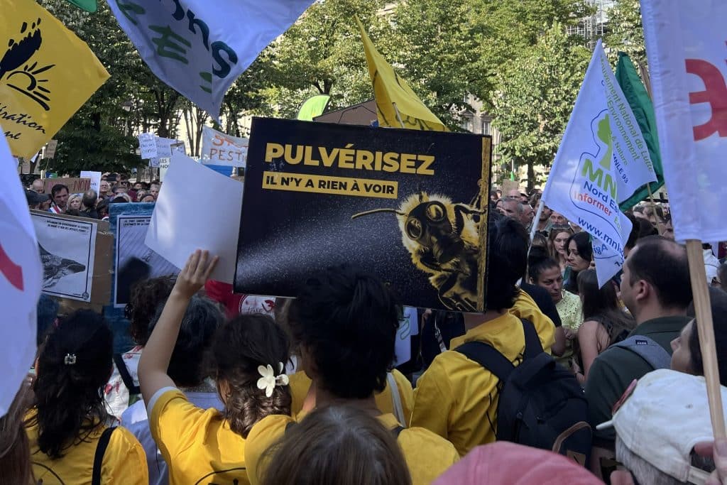 POLLINIS était présente à la mobilisation contre la loi d'urgence agricole et la loi Duplomb 2, devant l'Assemblée nationale.