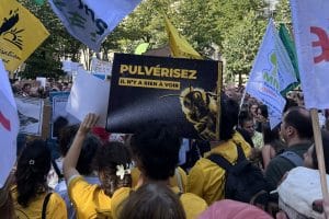 POLLINIS était présente à la mobilisation contre la loi d'urgence agricole et la loi Duplomb 2, devant l'Assemblée nationale.