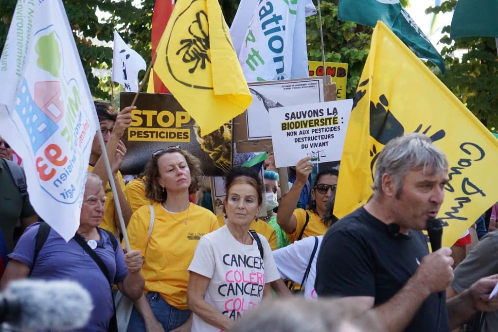 POLLINIS était présente à la mobilisation contre la loi d'urgence agricole et la loi Duplomb 2, devant l'Assemblée nationale.