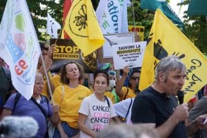 POLLINIS était présente à la mobilisation contre la loi d'urgence agricole et la loi Duplomb 2, devant l'Assemblée nationale.