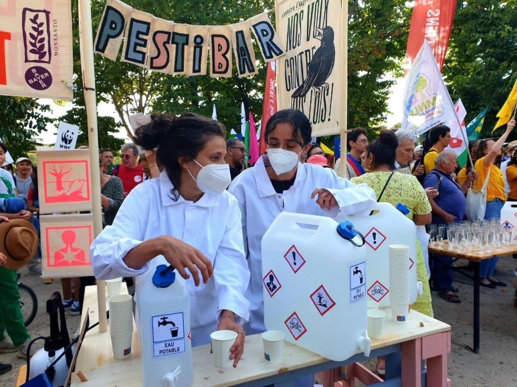 POLLINIS était présente à la mobilisation contre la loi d'urgence agricole et la loi Duplomb 2, devant l'Assemblée nationale.